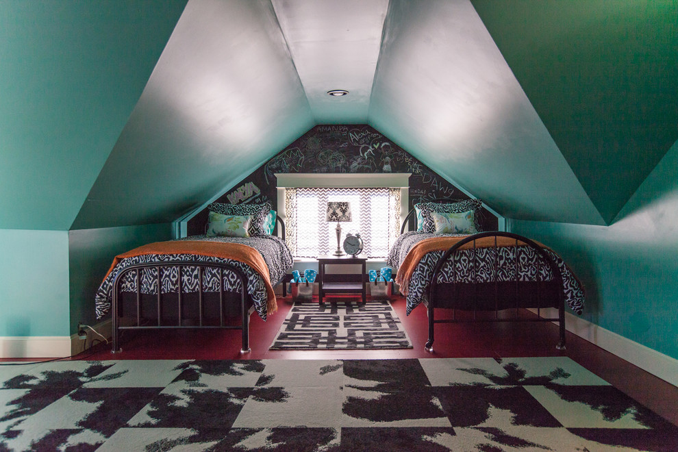 Imagen de dormitorio bohemio de tamaño medio sin chimenea con paredes azules, suelo de madera pintada y suelo rojo