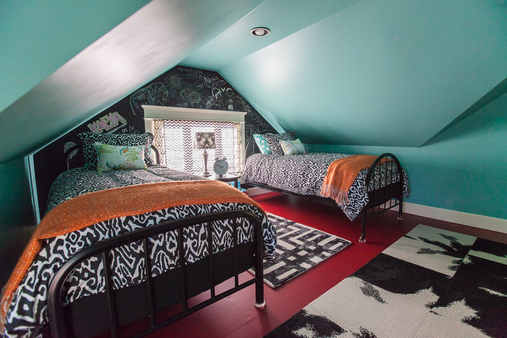 Пример оригинального дизайна: спальня среднего размера на антресоли в стиле фьюжн с синими стенами, деревянным полом и красным полом без камина
