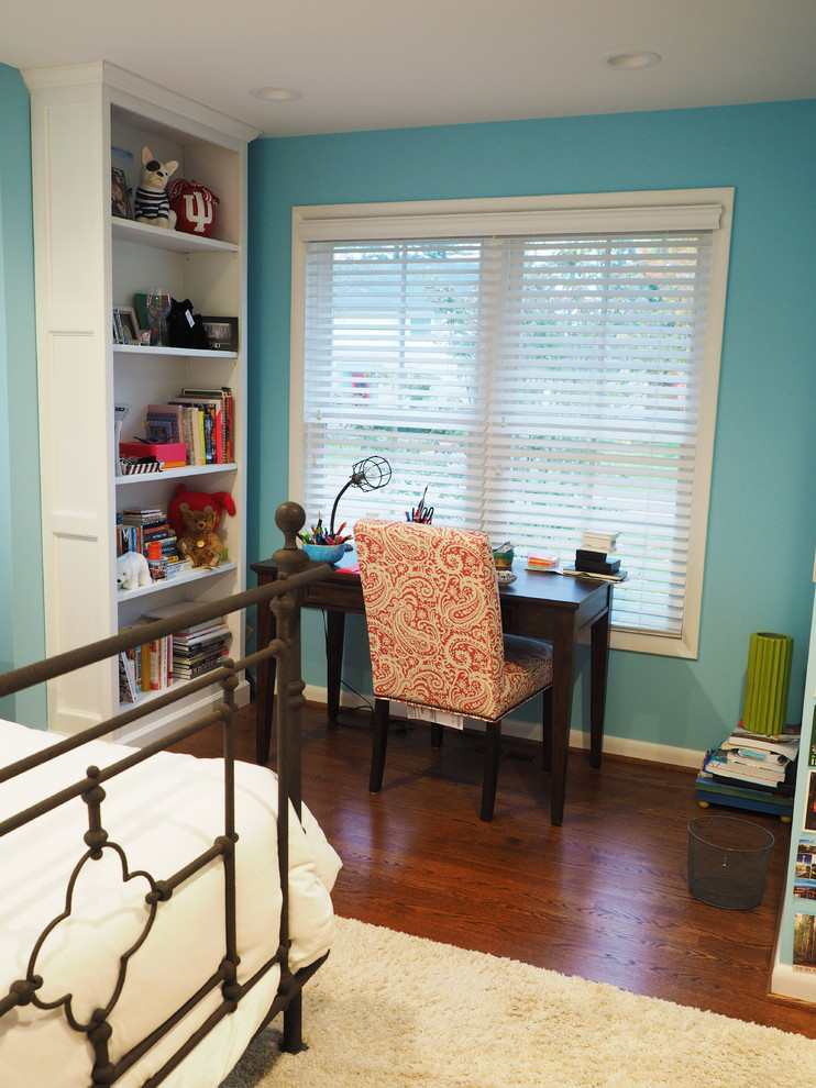 Réalisation d'une chambre d'amis tradition de taille moyenne avec un mur vert, parquet foncé et un sol beige.