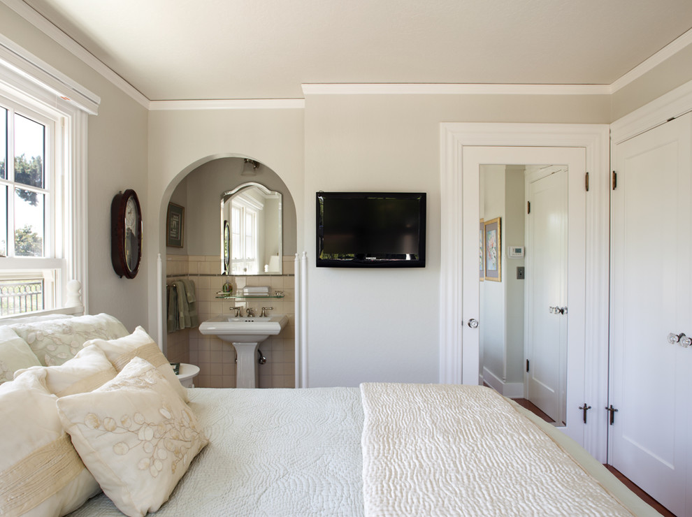 Bedroom - traditional guest bedroom idea in San Francisco with beige walls