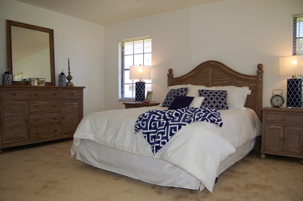 Источник вдохновения для домашнего уюта: хозяйская спальня среднего размера в классическом стиле с бежевыми стенами и ковровым покрытием без камина