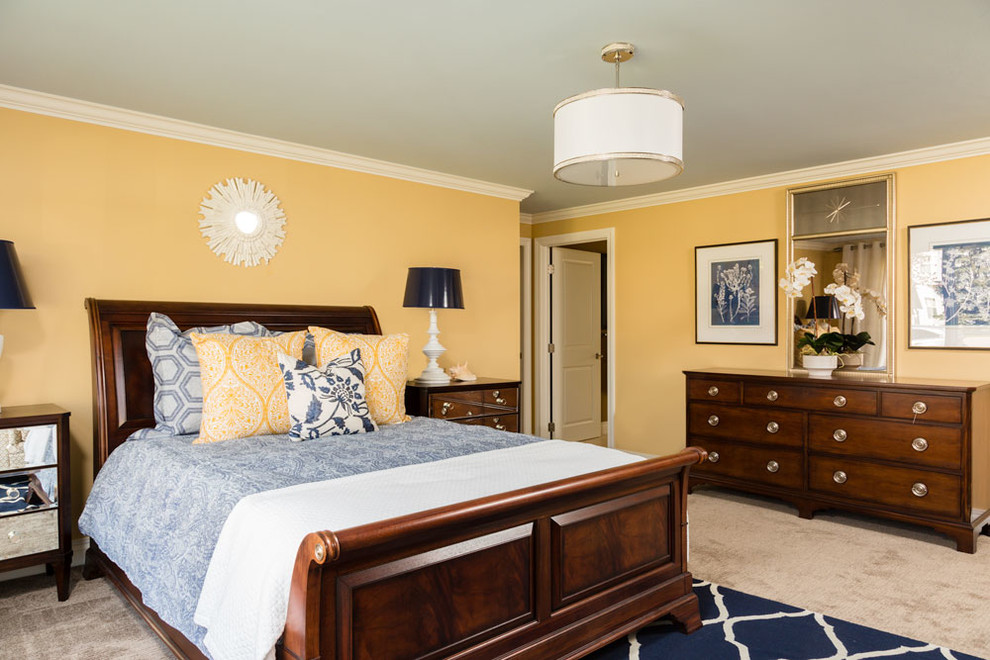 Idée de décoration pour une chambre tradition de taille moyenne avec un mur jaune, aucune cheminée et un sol beige.