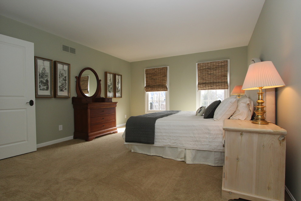 На фото: гостевая спальня среднего размера, (комната для гостей) в стиле неоклассика (современная классика) с зелеными стенами и ковровым покрытием без камина с