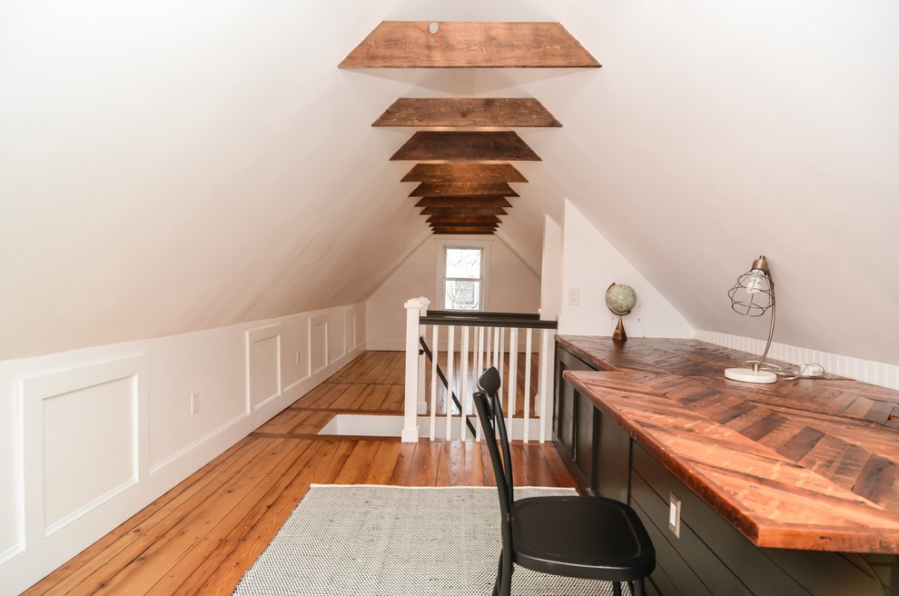 Modernes Schlafzimmer im Loft-Style mit weißer Wandfarbe, hellem Holzboden und braunem Boden in Boston