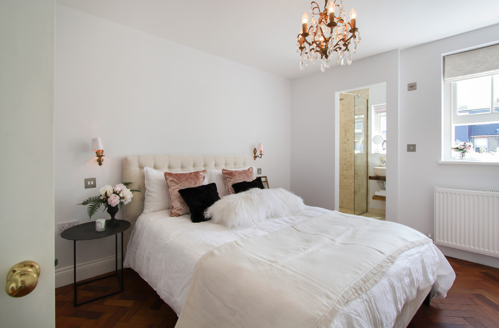 Пример оригинального дизайна: хозяйская спальня в современном стиле с белыми стенами и темным паркетным полом без камина