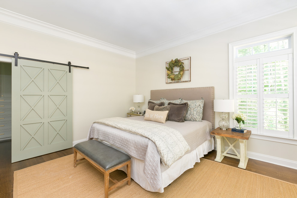 Hauptschlafzimmer mit beiger Wandfarbe und braunem Holzboden in Charleston