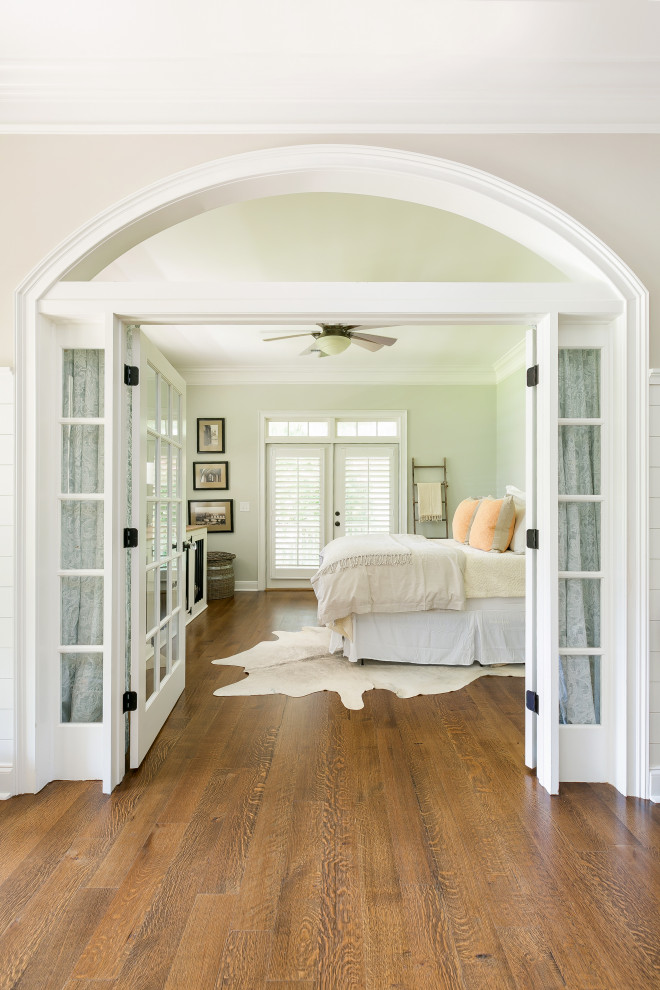 Schlafzimmer mit grauer Wandfarbe, braunem Holzboden und braunem Boden in Charleston