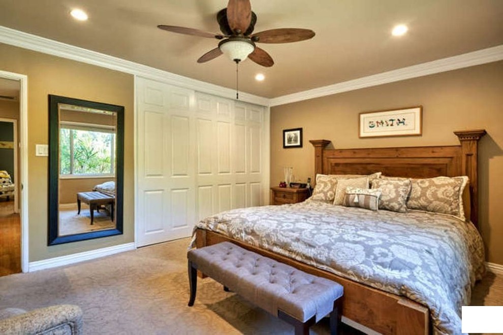 На фото: хозяйская спальня среднего размера в классическом стиле с коричневыми стенами, полом из керамической плитки и бежевым полом с