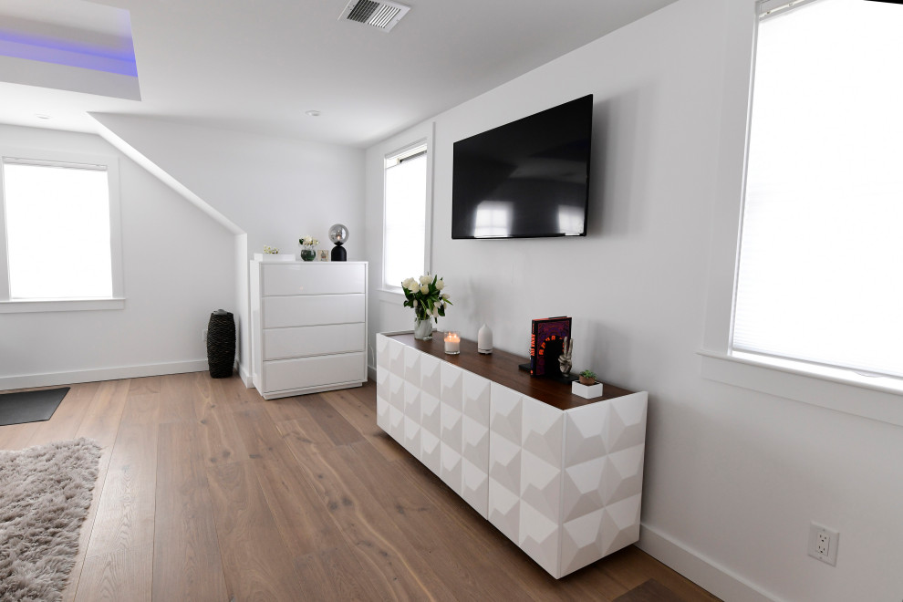 Diseño de dormitorio principal minimalista grande con paredes blancas, suelo de madera clara, suelo beige y casetón