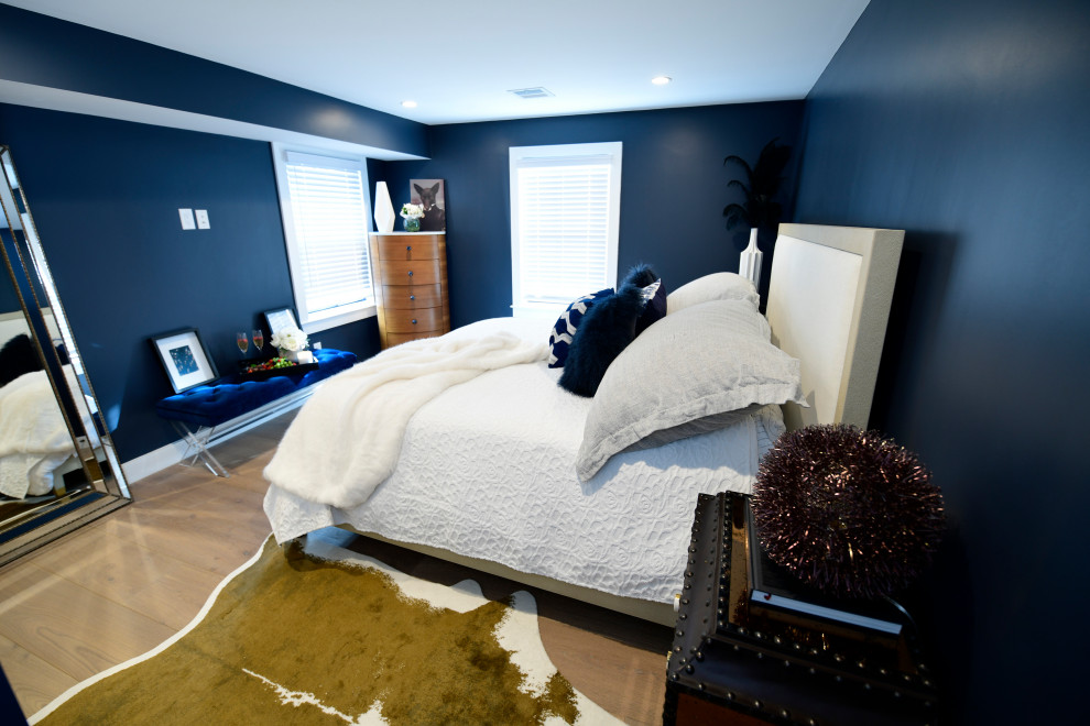 На фото: большая гостевая спальня (комната для гостей) в стиле модернизм с синими стенами, светлым паркетным полом, бежевым полом и кессонным потолком