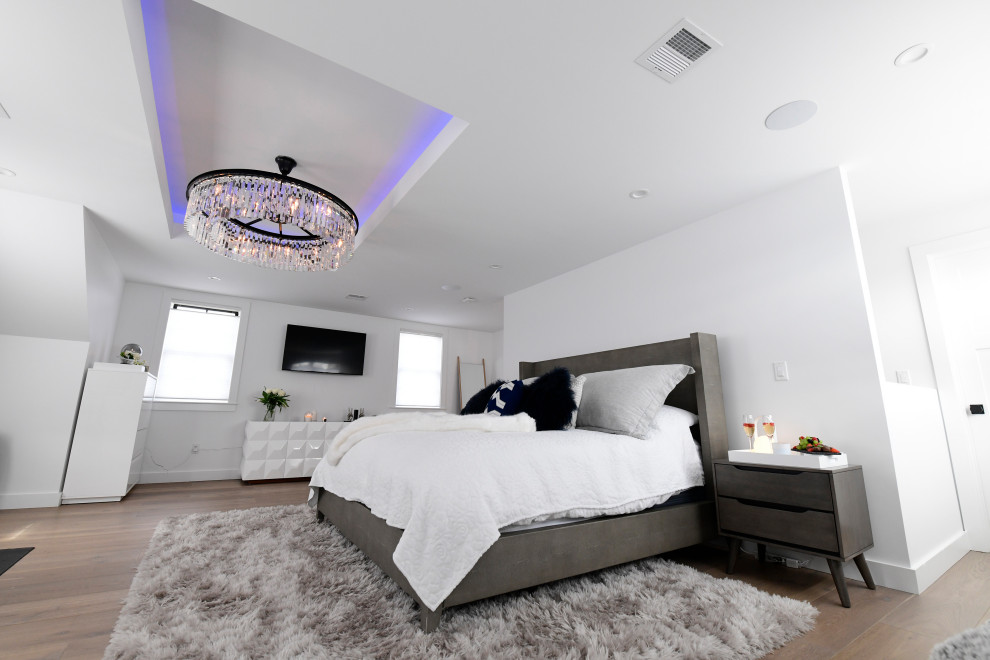 Idee per una grande camera matrimoniale minimalista con pareti bianche, parquet chiaro, pavimento beige e soffitto a cassettoni