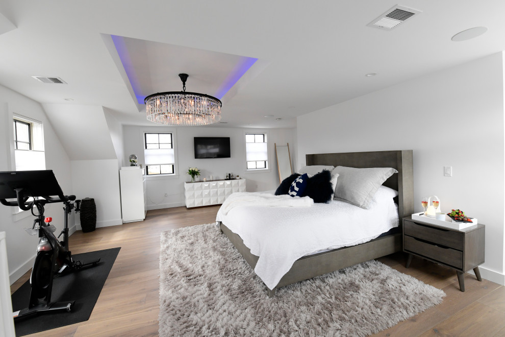 Пример оригинального дизайна: большая хозяйская спальня в стиле модернизм с белыми стенами, светлым паркетным полом, бежевым полом и кессонным потолком