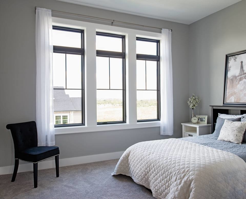 Modelo de dormitorio principal clásico renovado de tamaño medio sin chimenea con paredes grises, moqueta y suelo gris