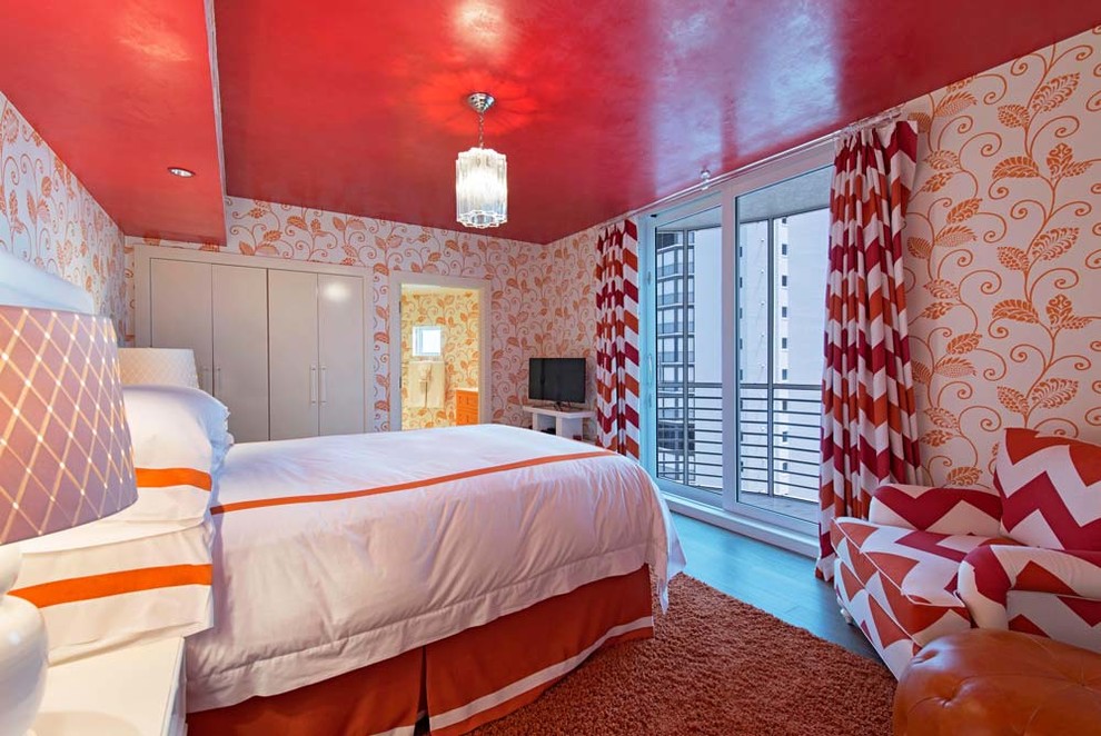 Modelo de habitación de invitados bohemia de tamaño medio sin chimenea con paredes multicolor y suelo de madera oscura