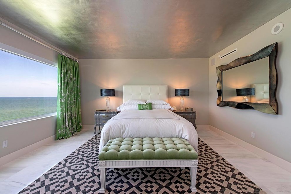 Mittelgroßes Klassisches Gästezimmer ohne Kamin mit grauer Wandfarbe und Marmorboden in Miami