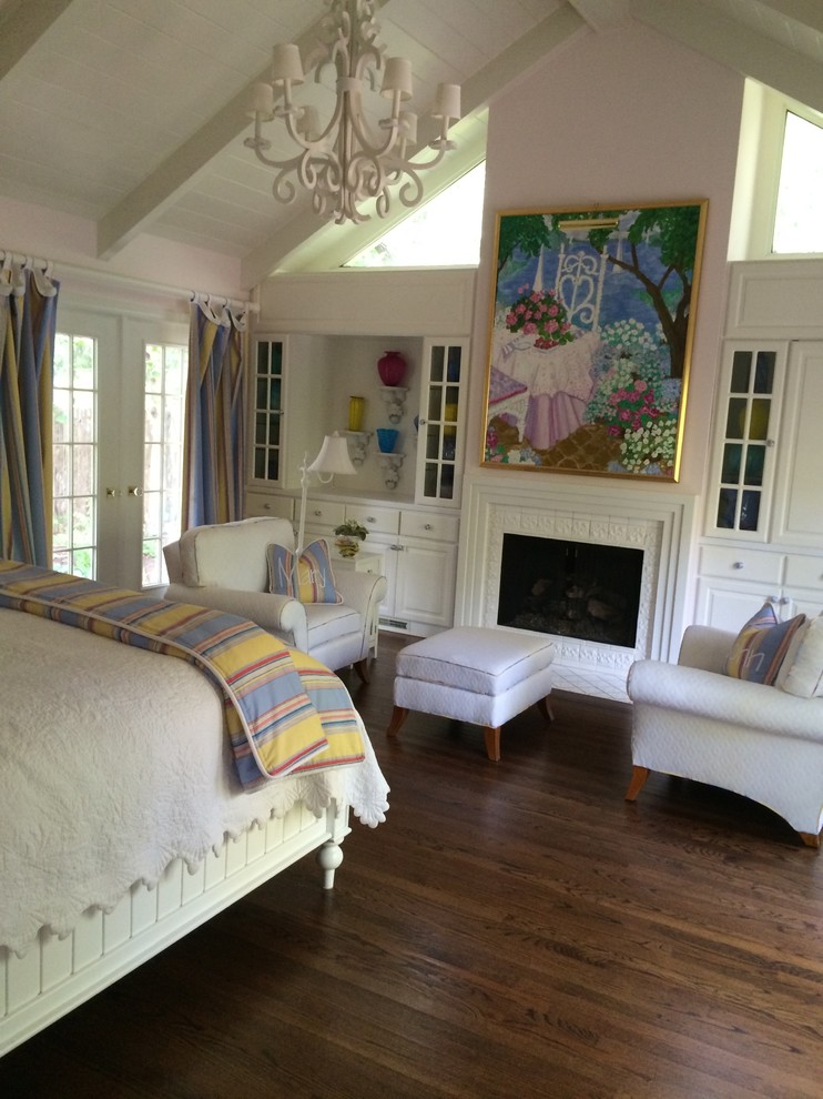 Imagen de dormitorio principal tradicional renovado extra grande con paredes rosas, suelo de madera oscura, todas las chimeneas y marco de chimenea de baldosas y/o azulejos