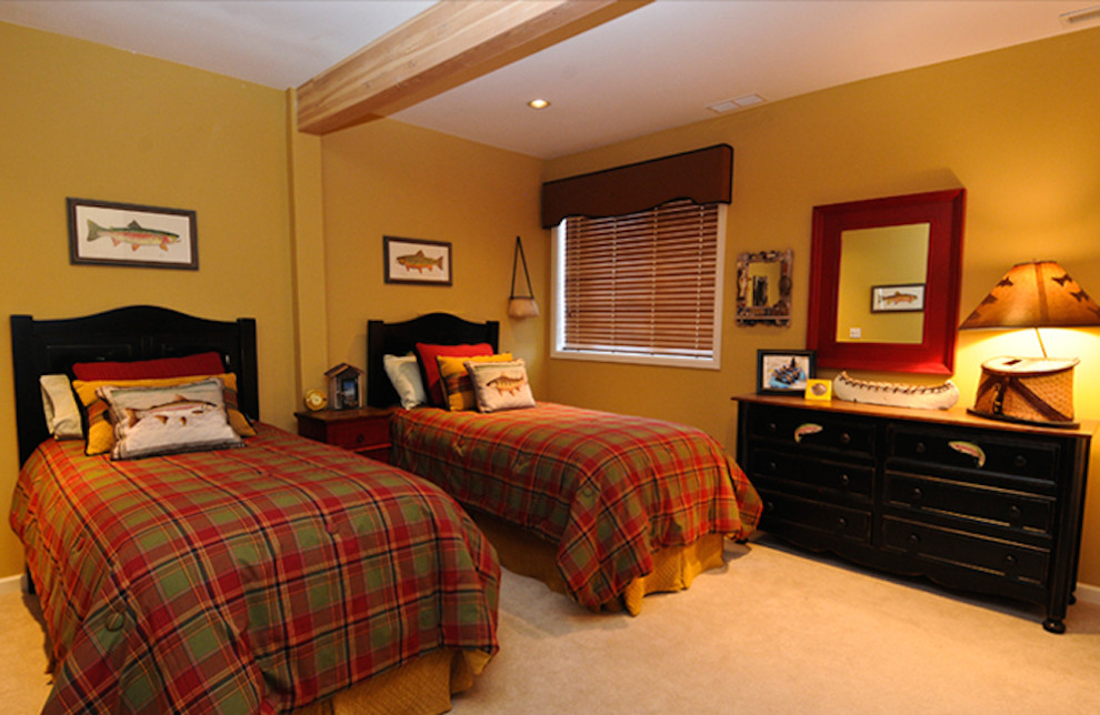Идея дизайна: хозяйская спальня среднего размера в стиле рустика с ковровым покрытием