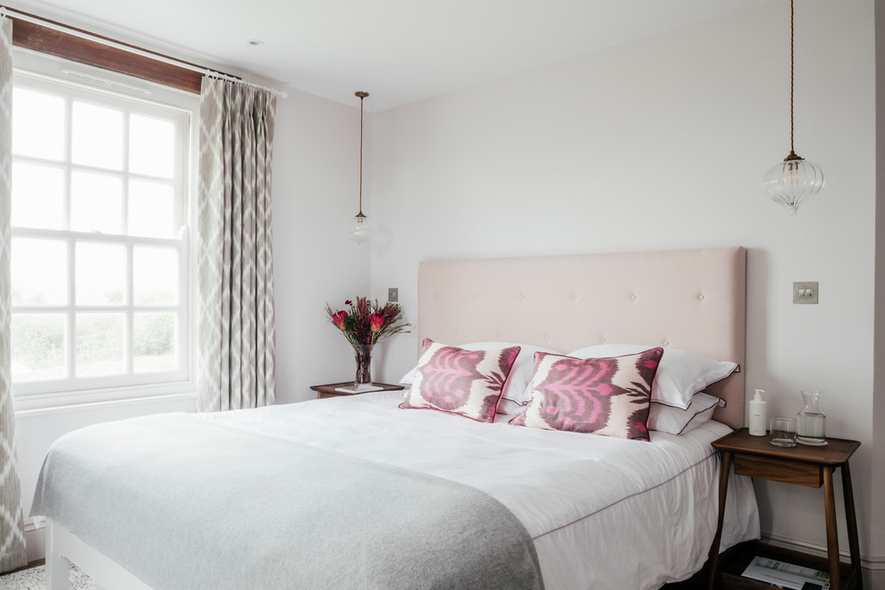Foto de dormitorio principal costero de tamaño medio con paredes blancas, suelo de madera en tonos medios y suelo marrón