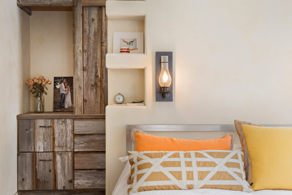 На фото: спальня среднего размера в средиземноморском стиле с бежевыми стенами и темным паркетным полом с