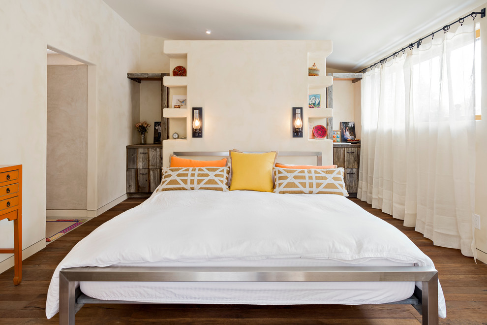 Пример оригинального дизайна: спальня среднего размера в средиземноморском стиле с бежевыми стенами и темным паркетным полом