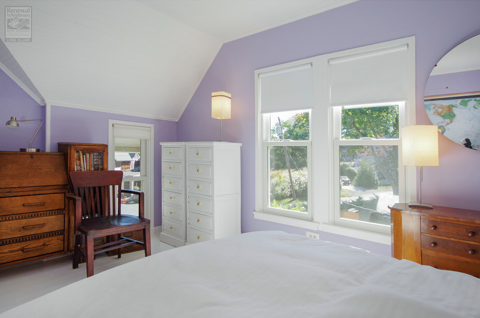 На фото: хозяйская спальня среднего размера с фиолетовыми стенами, деревянным полом, белым полом и сводчатым потолком без камина