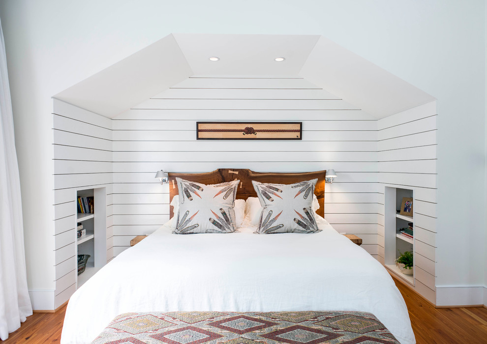 Esempio di una camera degli ospiti country con pareti bianche e pavimento in legno massello medio