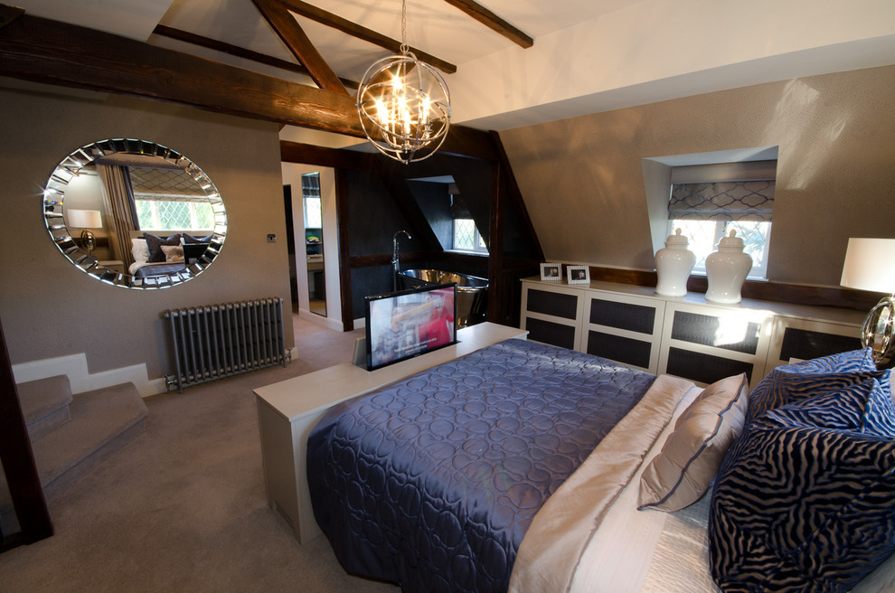 Идея дизайна: хозяйская спальня среднего размера в стиле модернизм с бежевыми стенами и ковровым покрытием
