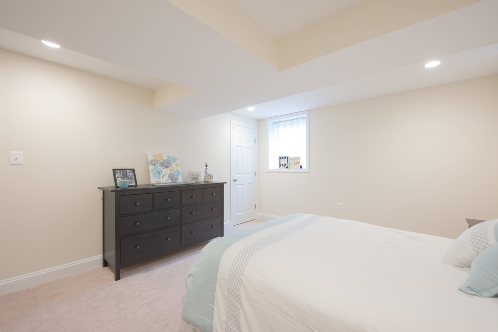 Ejemplo de habitación de invitados vintage de tamaño medio con paredes beige, moqueta y suelo beige