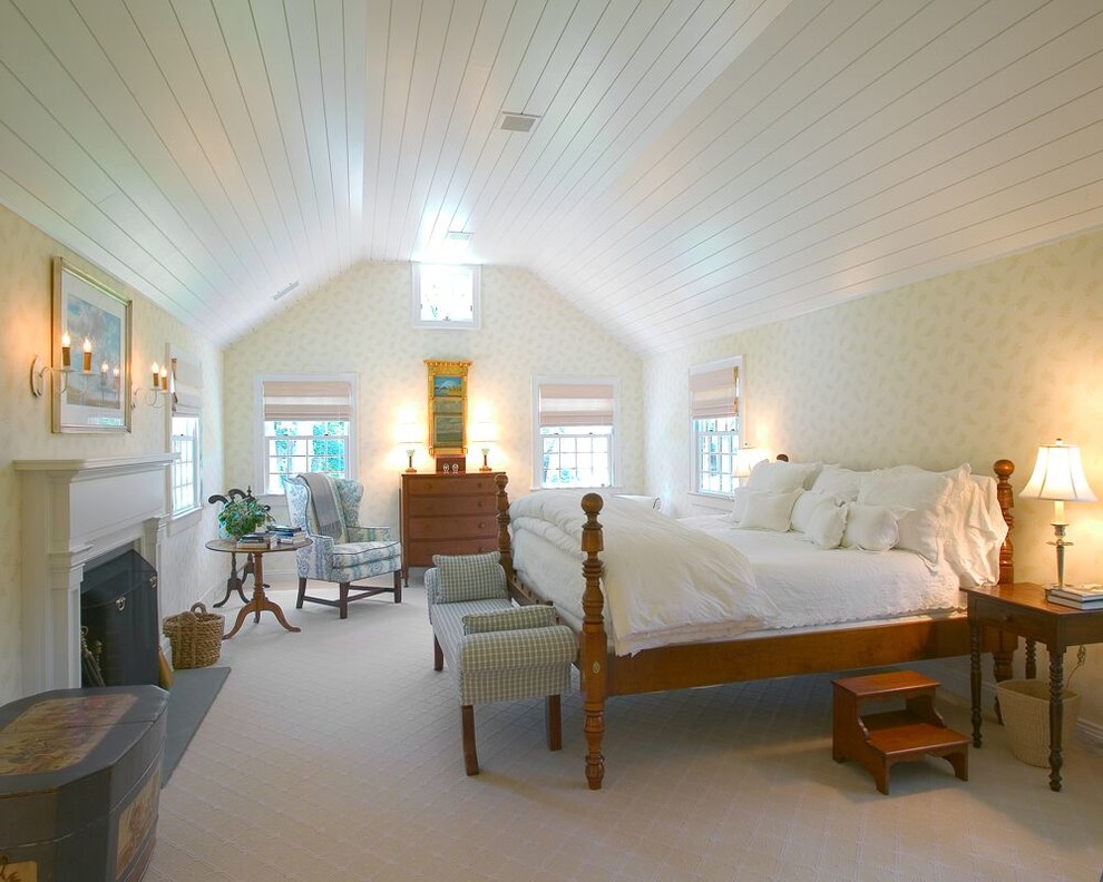 Inspiration pour une grande chambre rustique avec un mur beige, une cheminée standard et un manteau de cheminée en bois.