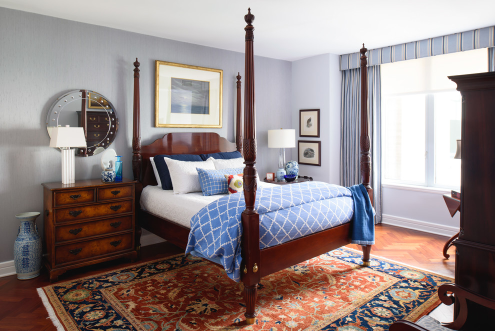 Источник вдохновения для домашнего уюта: хозяйская спальня в классическом стиле с синими стенами, темным паркетным полом и коричневым полом