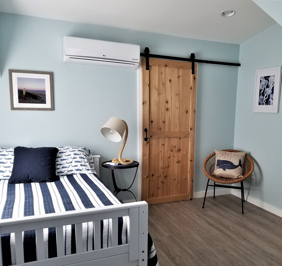 Ejemplo de habitación de invitados marinera pequeña con paredes grises, suelo vinílico y suelo gris