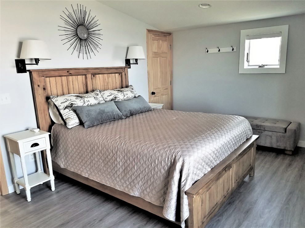 Foto de dormitorio principal marinero pequeño con paredes grises, suelo vinílico y suelo gris