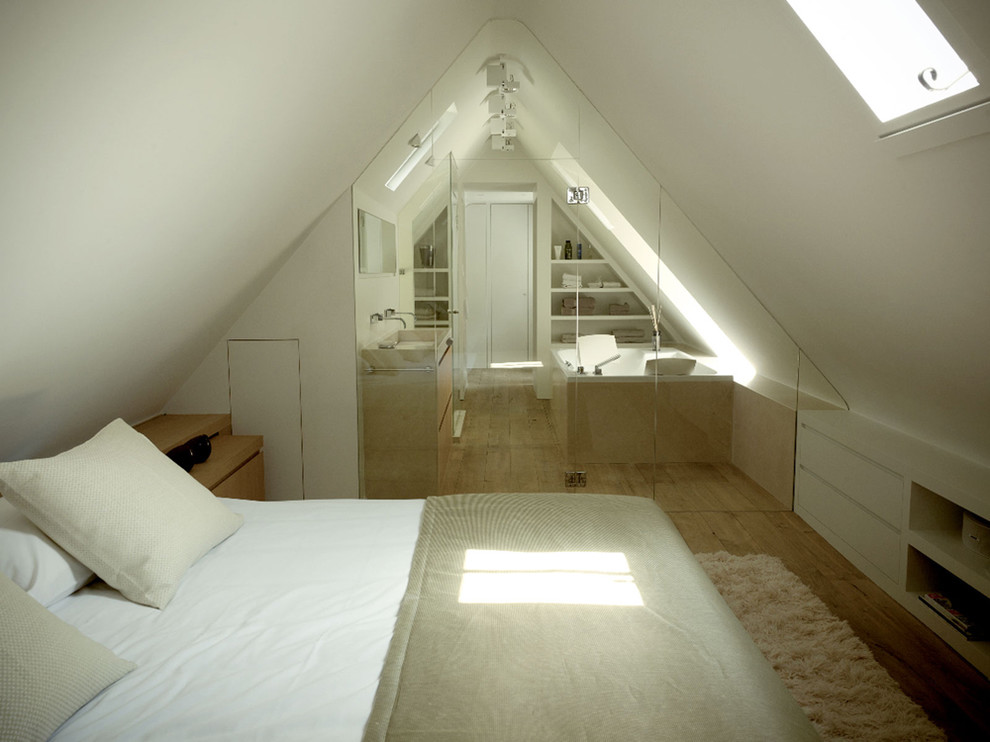 Immagine di una camera da letto eclettica