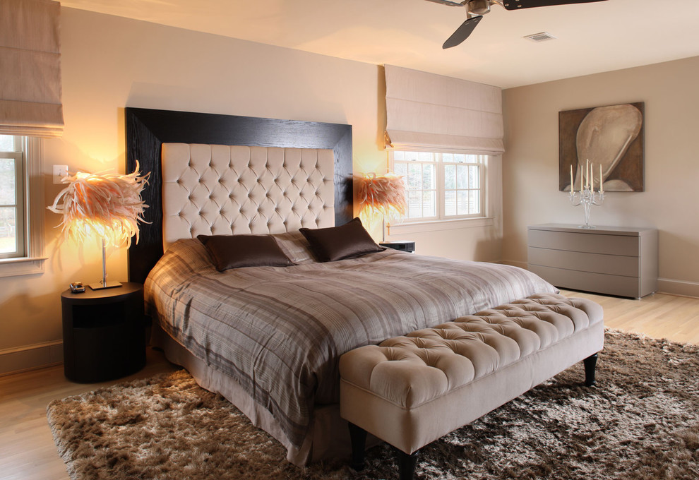 Esempio di una camera da letto design con pareti beige