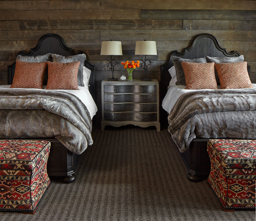 Идея дизайна: гостевая спальня (комната для гостей) в стиле рустика с ковровым покрытием