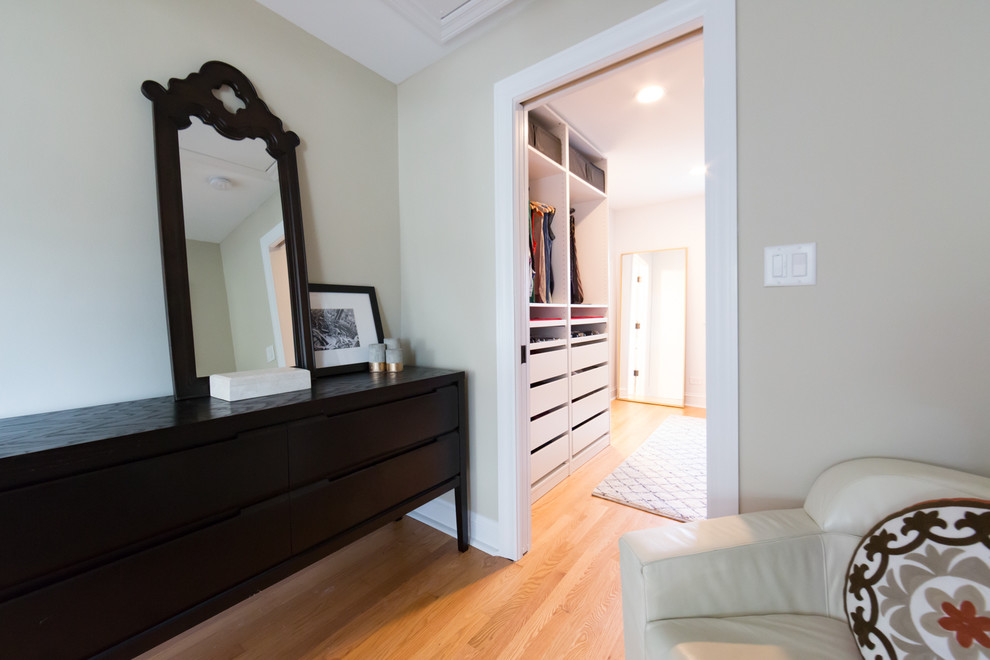 Imagen de dormitorio principal clásico renovado con paredes blancas y suelo de madera clara