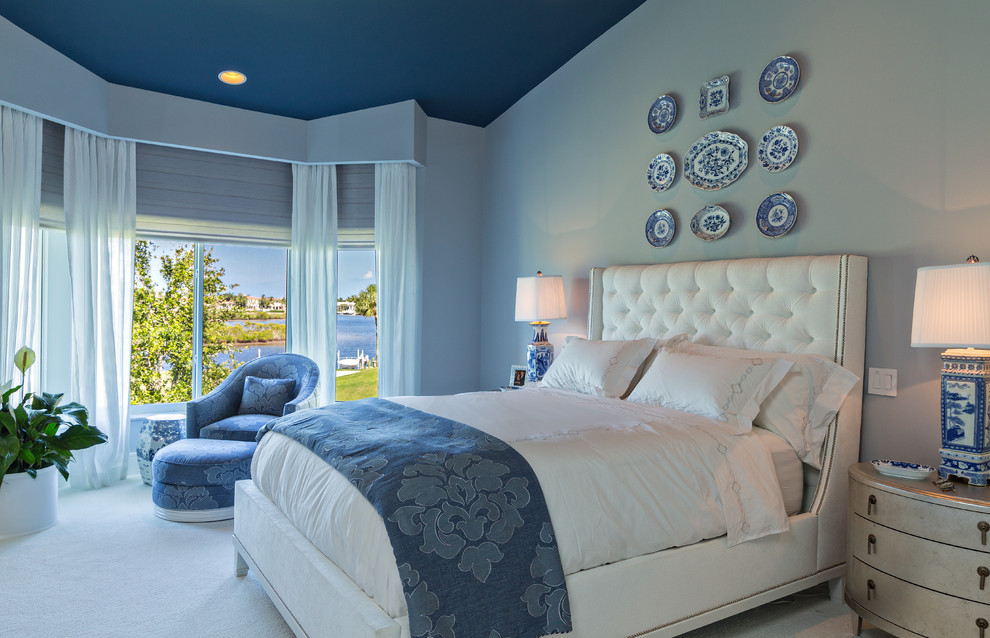 Immagine di una camera da letto design con pareti blu