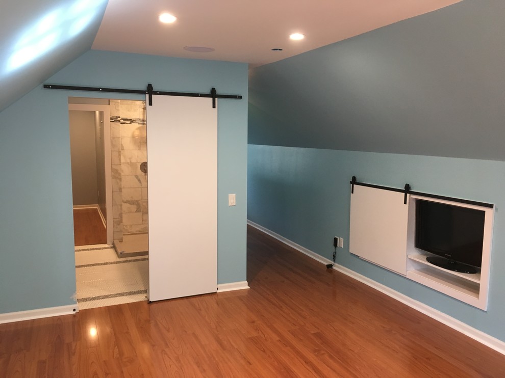 Свежая идея для дизайна: хозяйская спальня среднего размера в современном стиле с синими стенами, полом из ламината и оранжевым полом - отличное фото интерьера