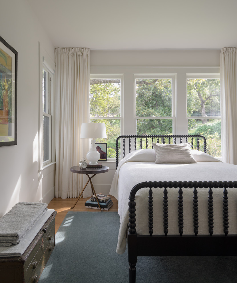 Klassisches Schlafzimmer mit weißer Wandfarbe und braunem Holzboden in Austin