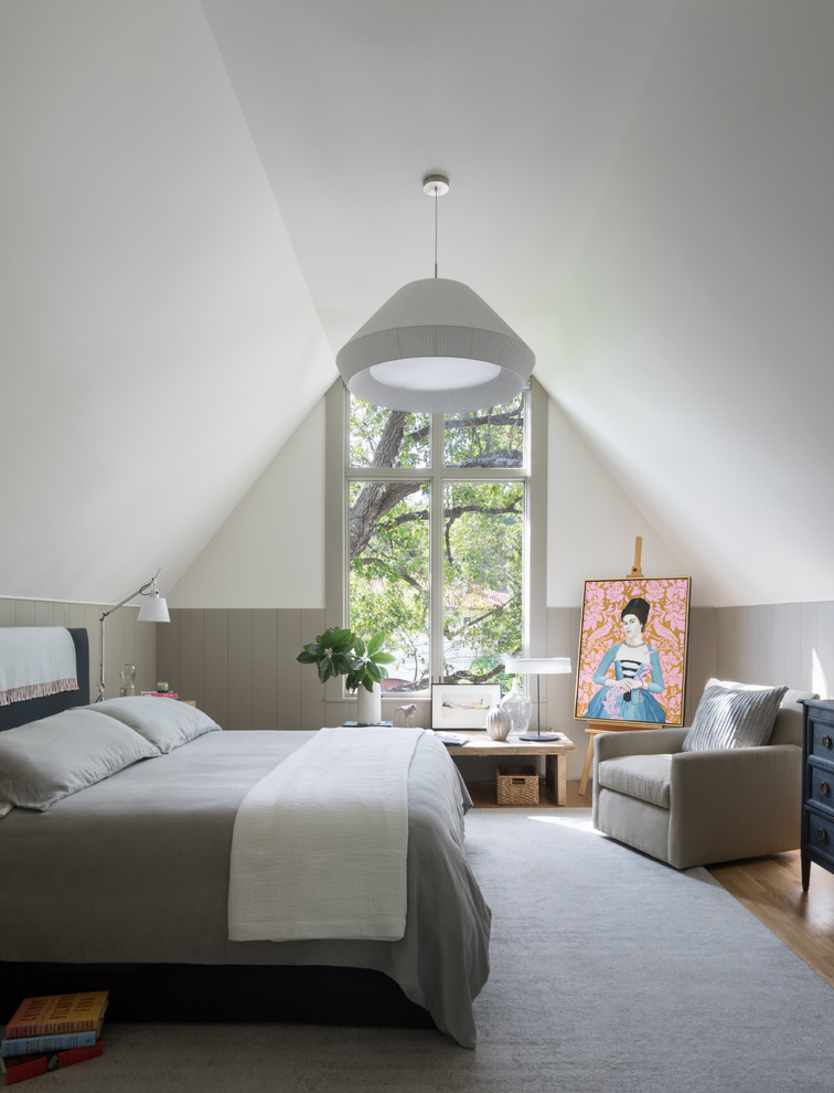 На фото: спальня на мансарде в современном стиле с белыми стенами и светлым паркетным полом