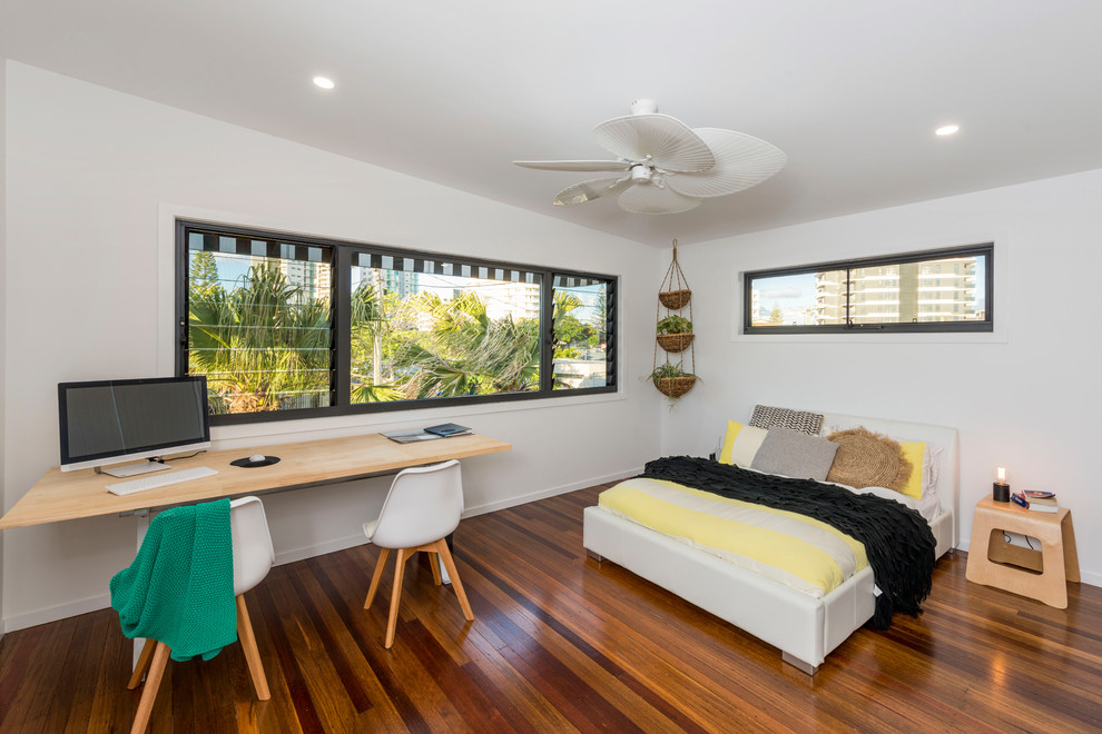 Maritimes Schlafzimmer mit weißer Wandfarbe, dunklem Holzboden und braunem Boden in Gold Coast - Tweed