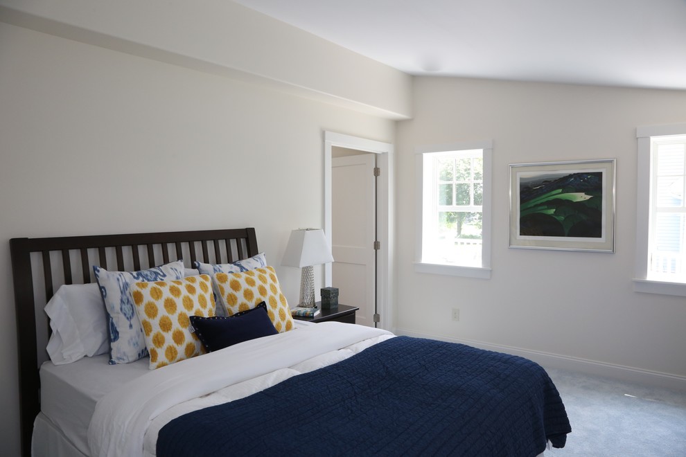 Cette photo montre une petite chambre moderne avec un mur beige, aucune cheminée et un sol gris.