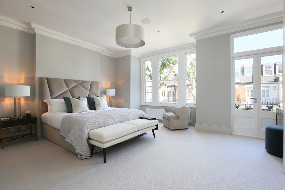 ロンドンにある巨大なトランジショナルスタイルのおしゃれな寝室 (グレーの壁、カーペット敷き、グレーの床) のレイアウト