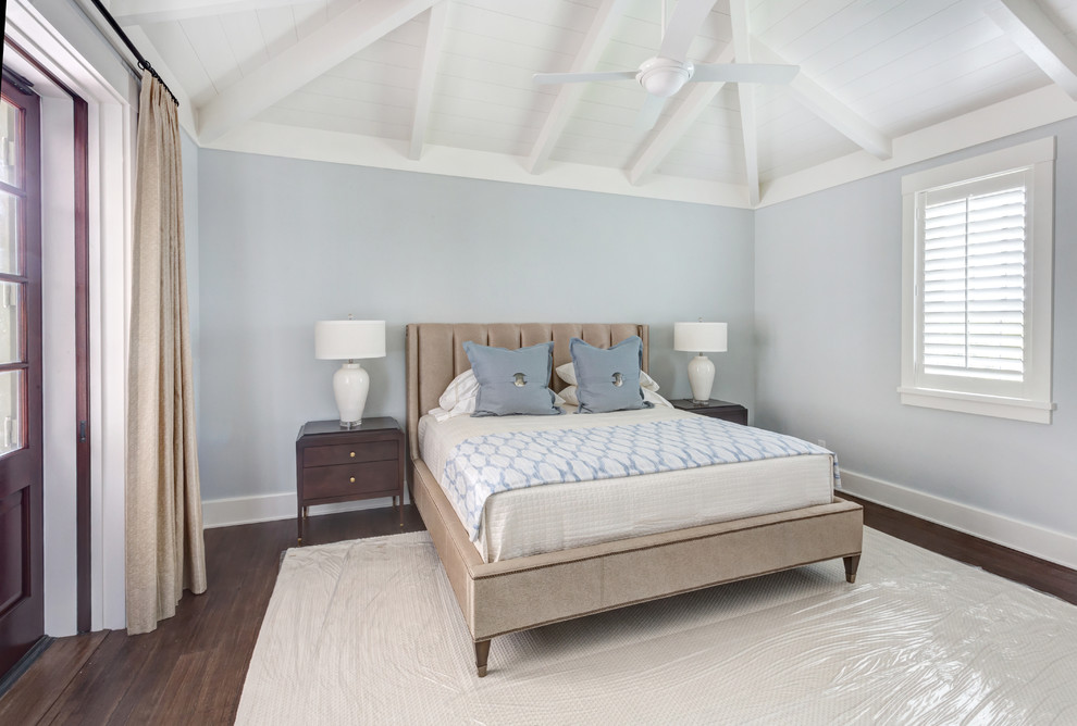Mittelgroßes Maritimes Hauptschlafzimmer mit blauer Wandfarbe, dunklem Holzboden und braunem Boden in Miami