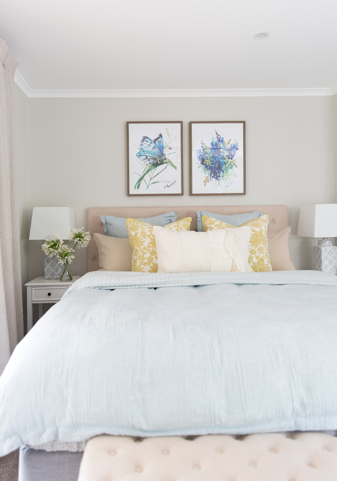 ゴールドコーストにある小さなカントリー風のおしゃれな主寝室 (グレーの壁、カーペット敷き、グレーの床)