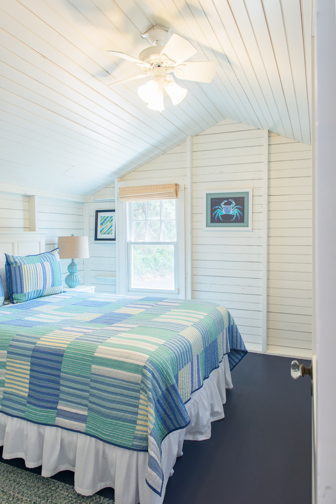 Идея дизайна: хозяйская спальня среднего размера: освещение в морском стиле с белыми стенами и паркетным полом среднего тона