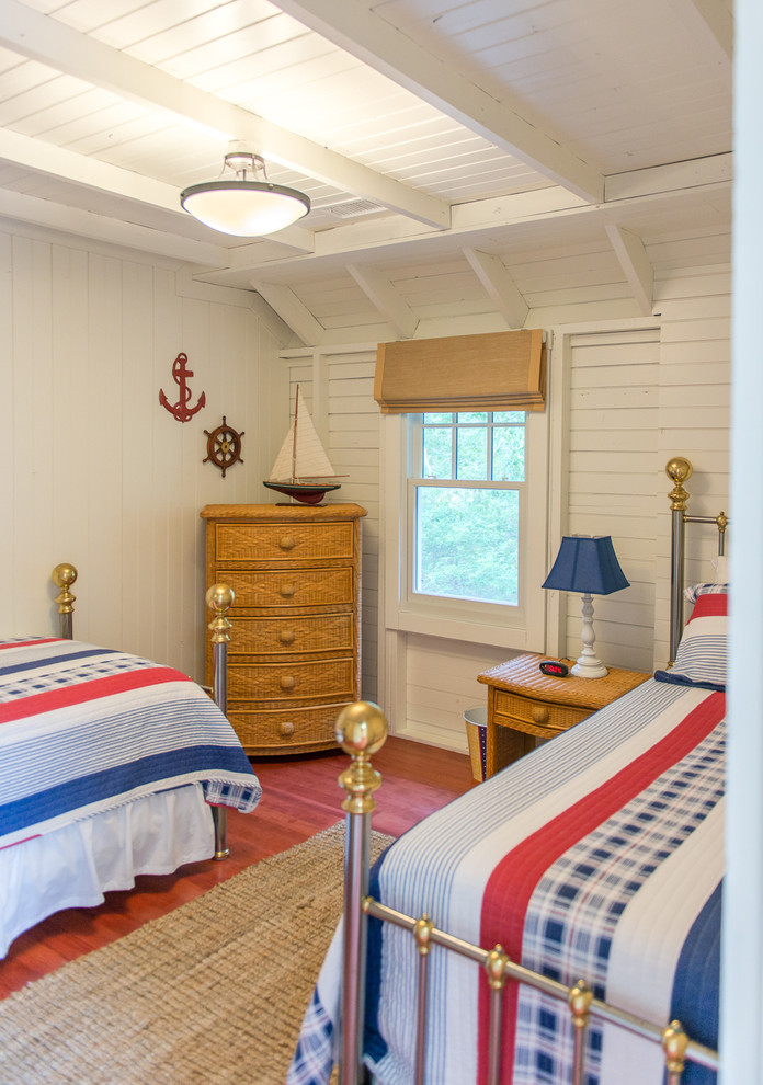 ボストンにある小さなビーチスタイルのおしゃれな客用寝室 (白い壁、無垢フローリング) のインテリア