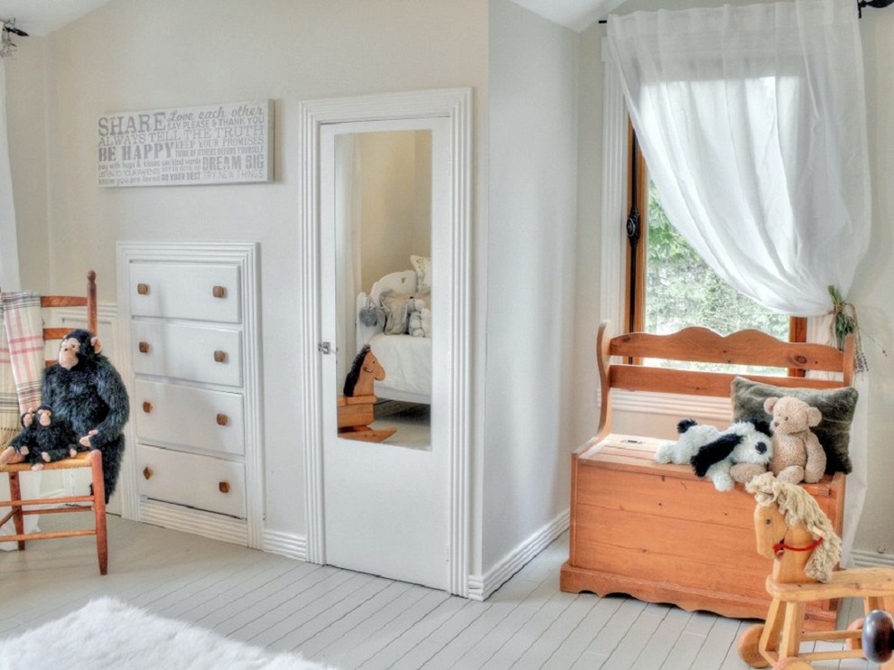 Идея дизайна: спальня среднего размера в стиле кантри с серыми стенами и деревянным полом