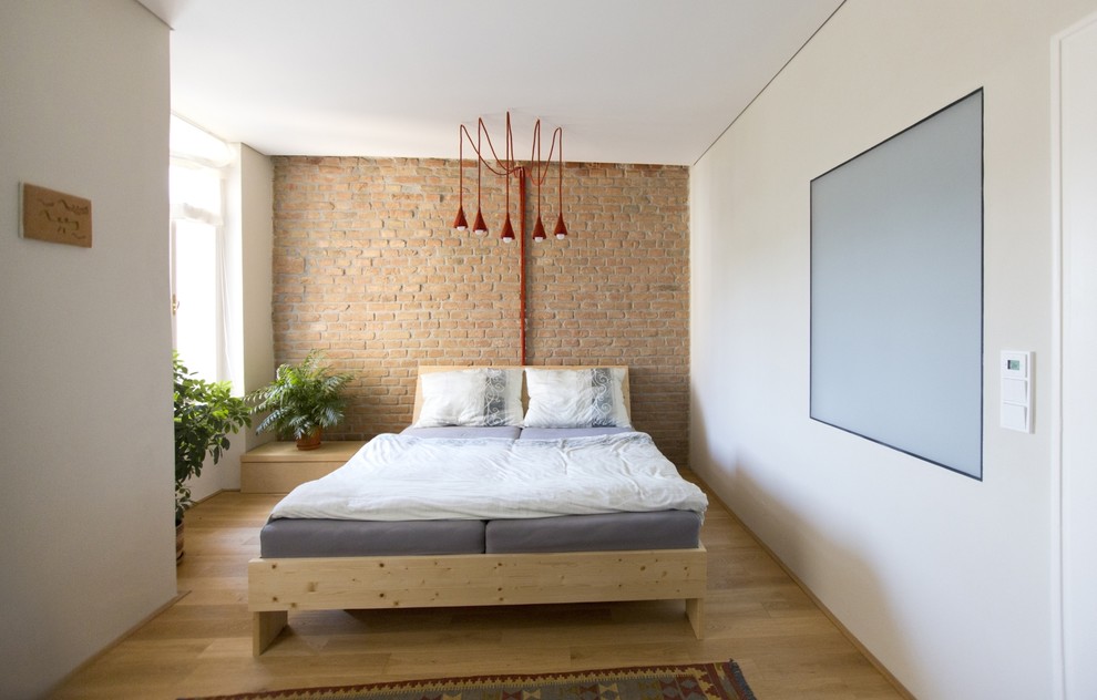 Immagine di una piccola camera da letto minimalista