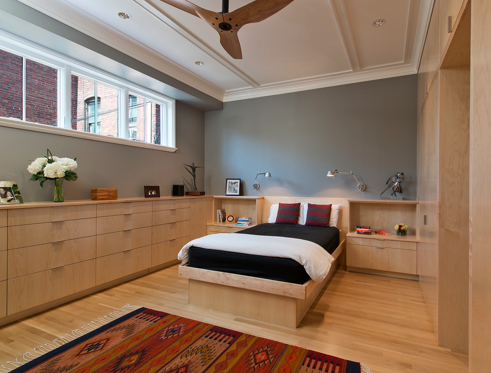 Стильный дизайн: маленькая хозяйская спальня в современном стиле с серыми стенами и светлым паркетным полом без камина для на участке и в саду - последний тренд